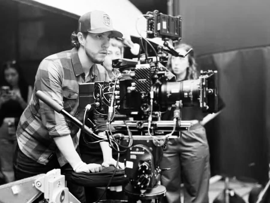 Adonay Van Scoit on set